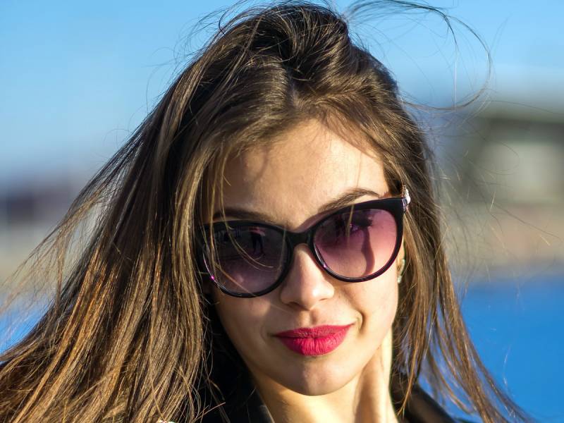 Lunettes de soleil pour belle jeune femme